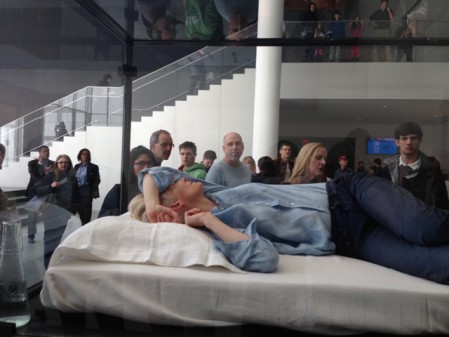 THE MAYBE: Tilda Swinton dort dans une boite au MoMA