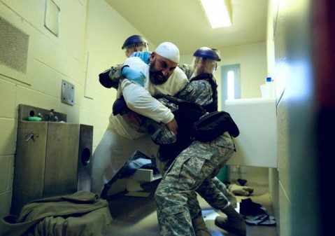 CAMP X-RAY: des images de Kristen Stewart à Guantanamo