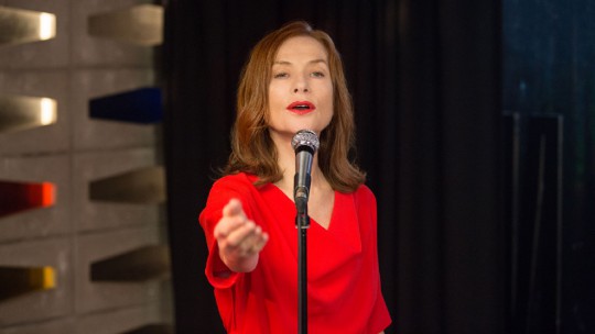 SOUVENIR: une affiche chatoyante pour Isabelle Huppert en star de l'Eurovision