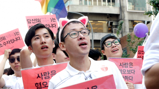 WEEKENDS: premières images du doc coréen consacré à une chorale gay