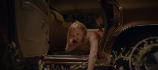 IT FOLLOWS: premières images du film de zombie sélectionné à la Semaine de la Critique