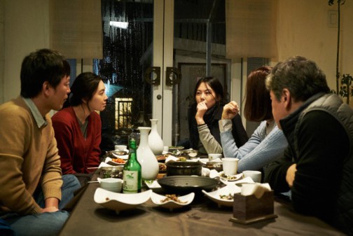 ON THE BEACH AT NIGHT ALONE: premières images du Hong Sang-Soo en compétition à la Berlinale