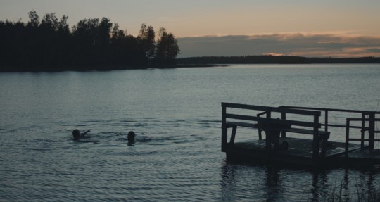 A MOMENT IN THE REEDS: 1res images d'une romance gay venue de Finlande