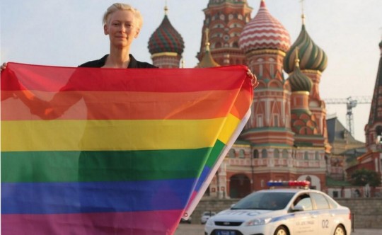 HOMOPHOBIE: Tilda Swinton s'engage (en image) en Russie